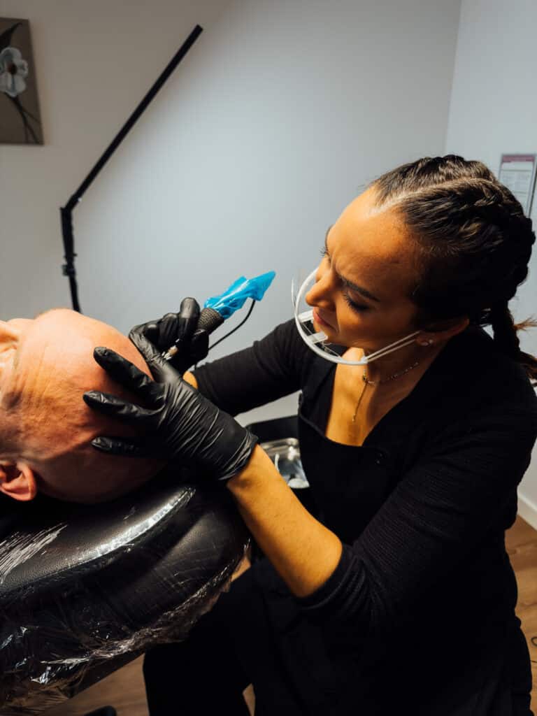 Seance de tricopigmentation capillaire